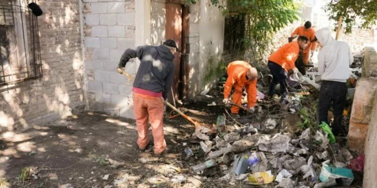 Basura en el barrio 1° de Mayo antes de la intervención