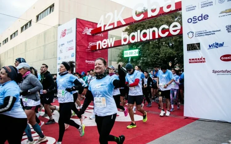 Corredores participando en la Maratón Ciudad de Córdoba 2026