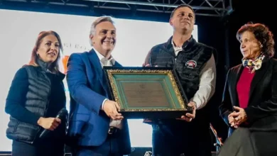 Gobernador Llaryora y bomberos voluntarios de Marcos Juárez durante la celebración de los 65 años de la institución.