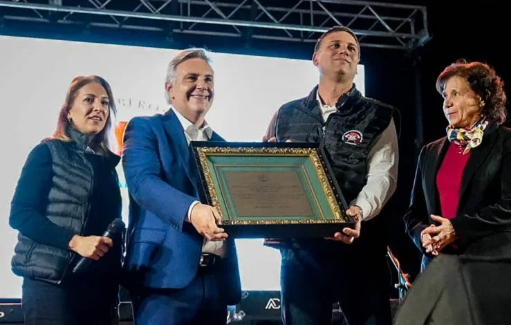 Gobernador Llaryora y bomberos voluntarios de Marcos Juárez durante la celebración de los 65 años de la institución.