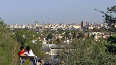 Imagen de una mañana neblinosa en Córdoba con el sol asomando entre las nubes