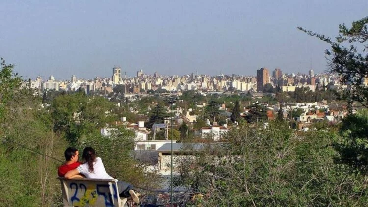 Imagen de una mañana neblinosa en Córdoba con el sol asomando entre las nubes