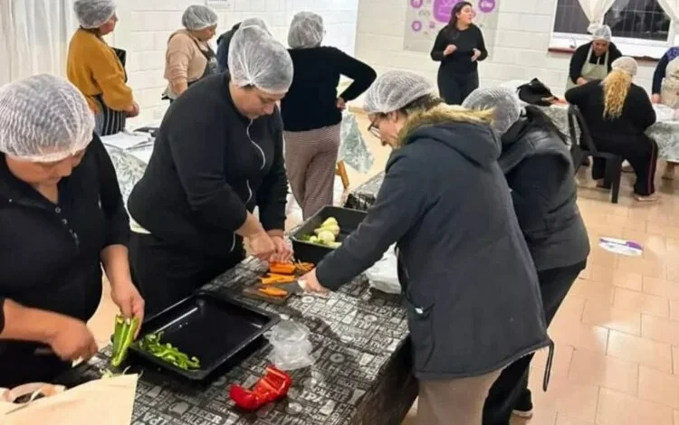 Imagen de personas inscritas en cursos presenciales del programa CBA Me Capacita