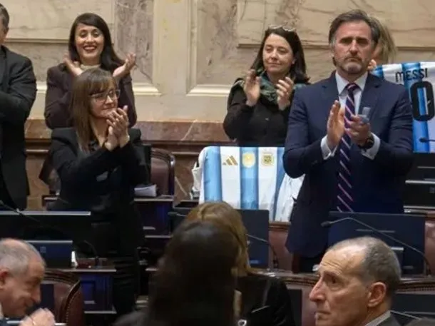 Senadores argentinos celebrando con camisetas de la Selección