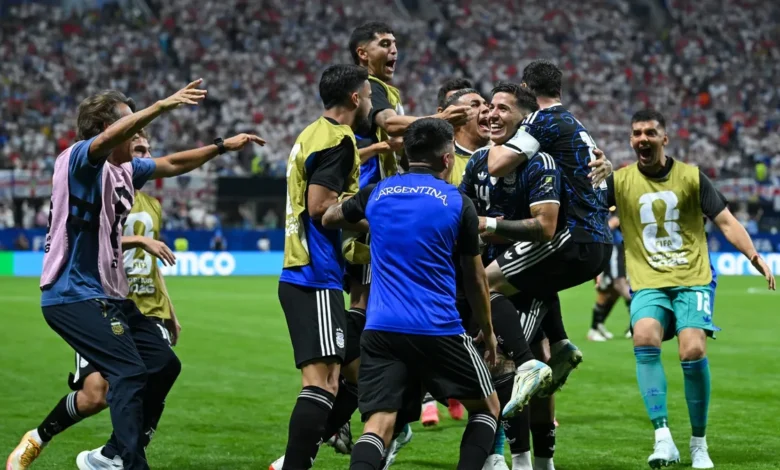La Selección Argentina en acción en la cancha, con la bandera argentina ondeando en el aire.