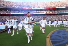 Jugadores de la Selección Argentina con brazalete negro en homenaje a Antonio Rattín