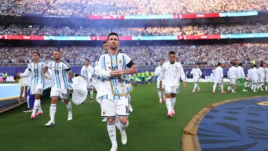 Jugadores de la Selección Argentina con brazalete negro en homenaje a Antonio Rattín