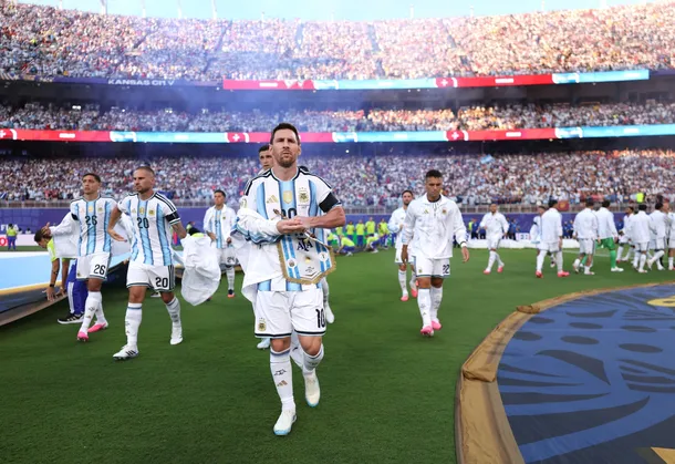 Jugadores de la Selección Argentina con brazalete negro en homenaje a Antonio Rattín