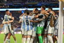 Lionel Messi sonriendo y saludando a Sofi Martínez