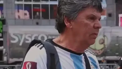 Hincha argentino en Nueva York con camiseta de la Selección Argentina