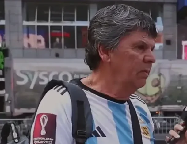 Hincha argentino en Nueva York con camiseta de la Selección Argentina
