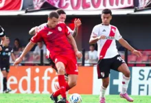 Imágenes de los jugadores de River Plate y Barracas Central en acción durante un partido