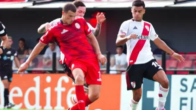 Imágenes de los jugadores de River Plate y Barracas Central en acción durante un partido