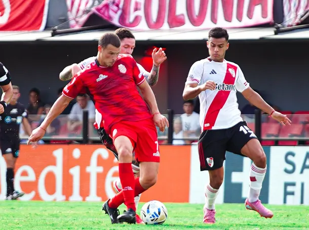 Imágenes de los jugadores de River Plate y Barracas Central en acción durante un partido