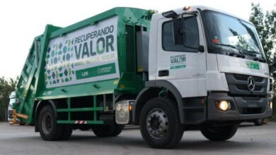 Camión de recolección de residuos en la ciudad de Córdoba