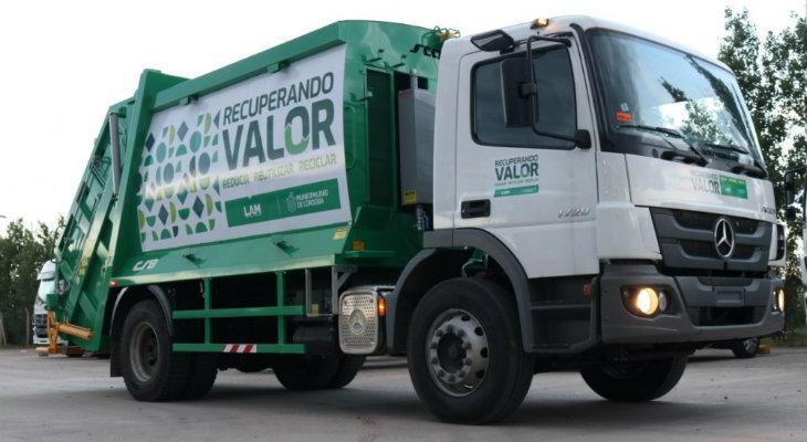 Camión de recolección de residuos en la ciudad de Córdoba