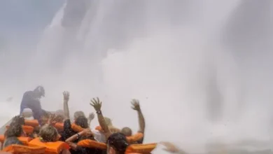 Embarcación turística en las Cataratas del Iguazú