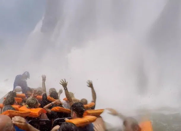 Embarcación turística en las Cataratas del Iguazú