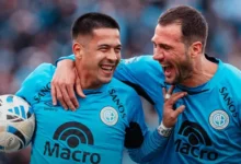 Imagen de los jugadores de Belgrano y Rosario Central en el campo de juego