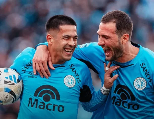 Imagen de los jugadores de Belgrano y Rosario Central en el campo de juego