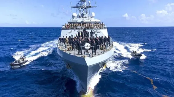 Buque militar HMS Medway en aguas del Atlántico Sur