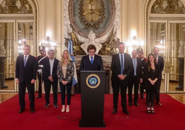 Imagen del presidente Javier Milei en una conferencia de prensa