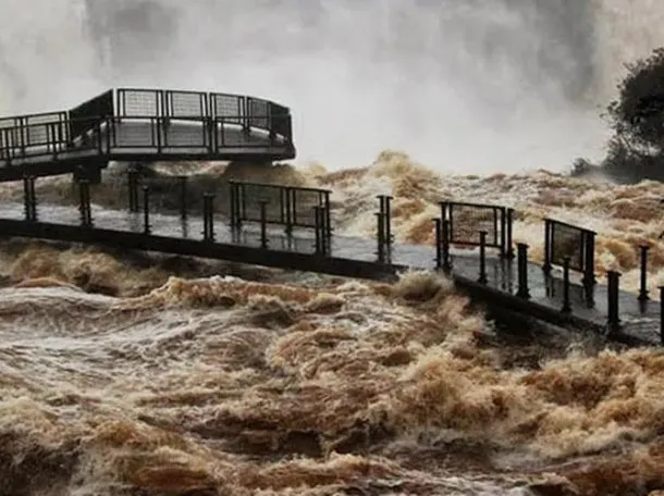 Imagen de las Cataratas del Iguazú con el caudal del río aumentado