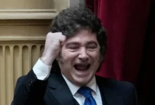 Javier Milei celebrando con una bandera argentina
