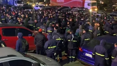 Trabajadores protestando por el cierre de Express Beer