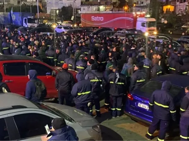 Trabajadores protestando por el cierre de Express Beer