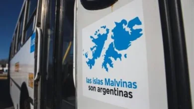 Cartel de Malvinas en un colectivo argentino