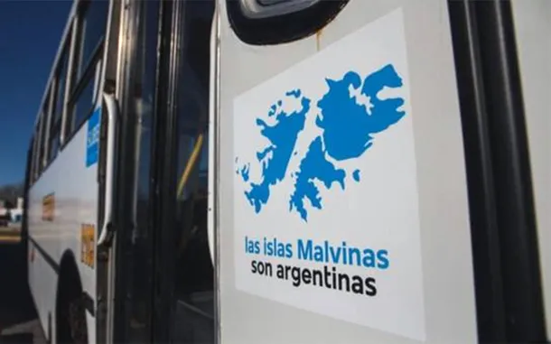 Cartel de Malvinas en un colectivo argentino