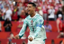 Jugadores de Croacia discutiendo con el árbitro