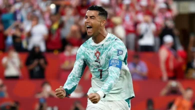 Jugadores de Croacia discutiendo con el árbitro