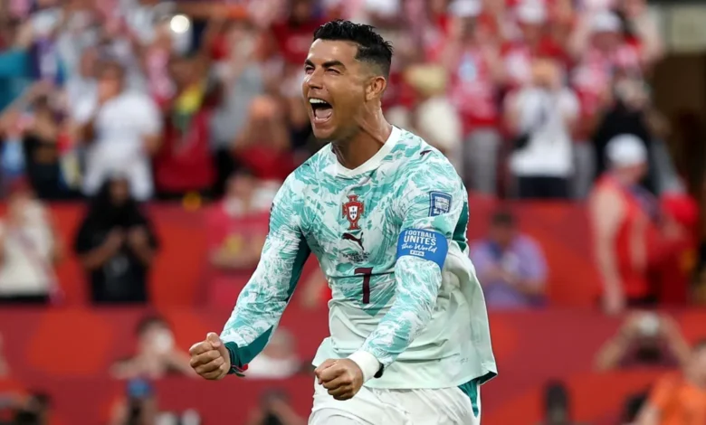 Jugadores de Croacia discutiendo con el árbitro