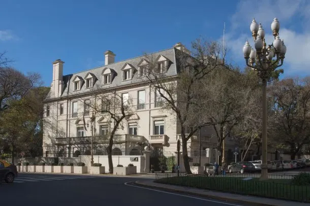 Imagen de la Embajada Británica en Buenos Aires con medidas de seguridad reforzadas