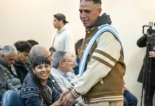 Grupo de personas sonrientes con herramientas de jardinería, simbolizando la inclusión laboral