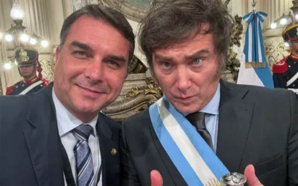 Javier Milei y Flávio Bolsonaro en un acto político