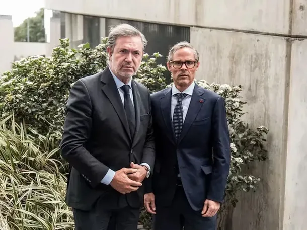 Imágenes de Guillermo Tofoni y Foster Gillett durante una conferencia de prensa