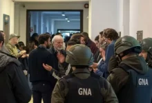 Trabajadores de la CNEA en una protesta contra los despidos