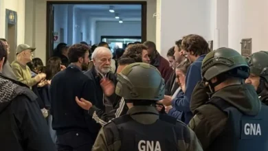 Trabajadores de la CNEA en una protesta contra los despidos