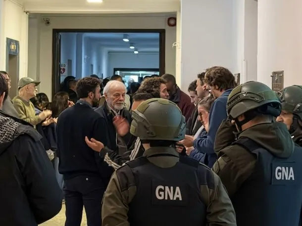 Trabajadores de la CNEA en una protesta contra los despidos