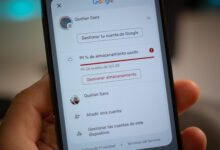 Imagen de un móvil con la configuración del móvil en la pantalla