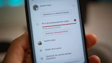 Imagen de un móvil con la configuración del móvil en la pantalla