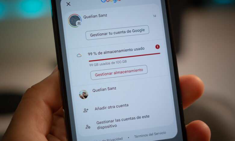 Imagen de un móvil con la configuración del móvil en la pantalla