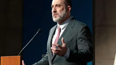 Ministro Guillermo Acosta en un evento oficial