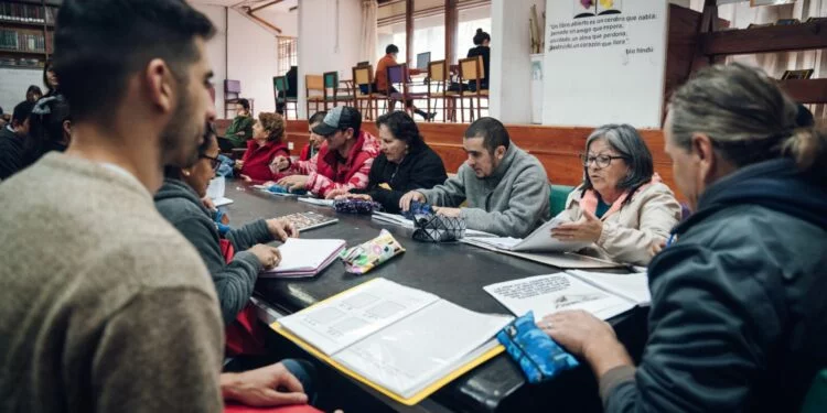 Persona joven estudiando con material didáctico