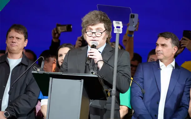 Milei y Flávio Bolsonaro durante el acto de lanzamiento de la candidatura presidencial