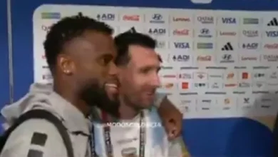 Lionel Messi sonriendo y posando para fotos con los jugadores de Cabo Verde