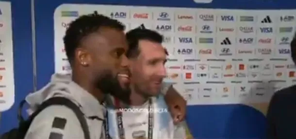 Lionel Messi sonriendo y posando para fotos con los jugadores de Cabo Verde